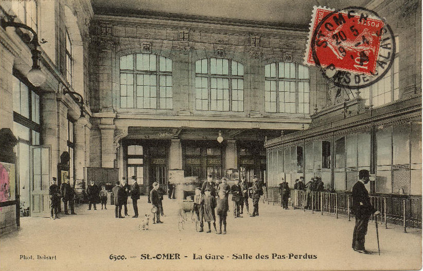 On peut voir sur cette vue la salle des pas perdus de la gare de St Omer,avec les guichets sur la droite et les grandes verrières qui ceinturent ce hall aux dimensions impressionantes.